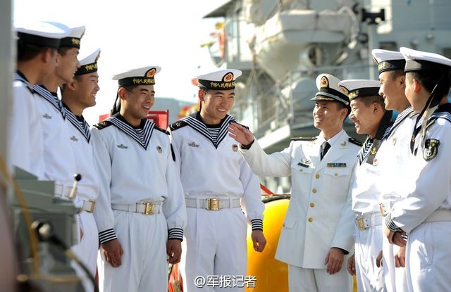 海軍男初級士官正式換著水兵服 大檐帽等停止穿用