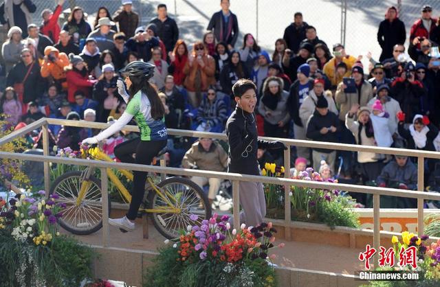 美國帕薩迪納玫瑰花車遊行低溫天氣下如期登場