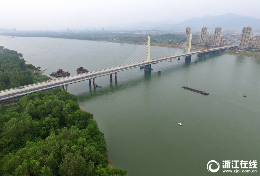 桐廬：富春江柴埠大橋鋪設橋面