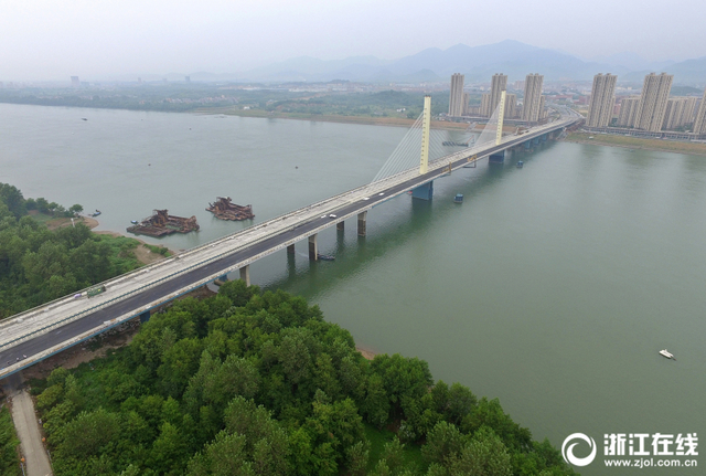 桐廬：富春江柴埠大橋鋪設橋面