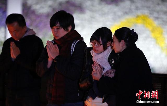 上海踩踏事件遇難者家屬前往事發地哀悼