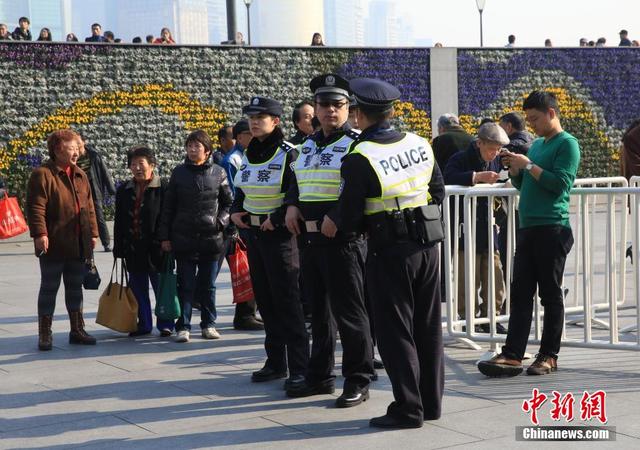 上海外灘增護欄維持秩序