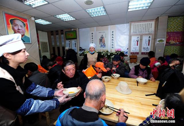 武漢鬧市現公益性免費餐廳 市民排長隊就餐