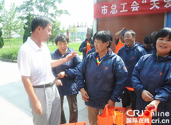 濱州市總工會開展”為環衛工人送清涼“活動_fororder_慰問環衛工人