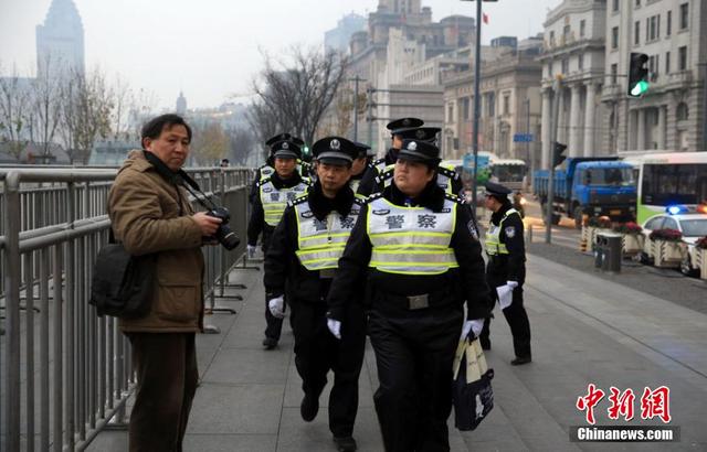 上海警方在外灘擁擠踩踏事發地加強警力