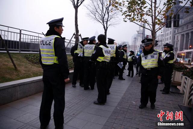 上海警方在外灘擁擠踩踏事發地加強警力