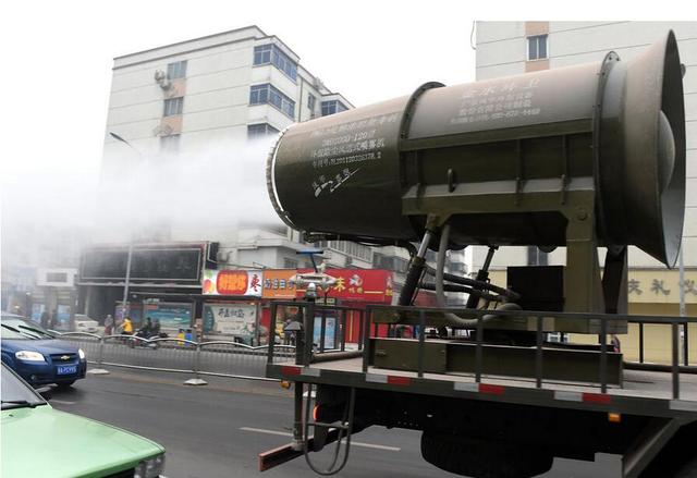 鄭州街頭現“防霾神器”霧炮車