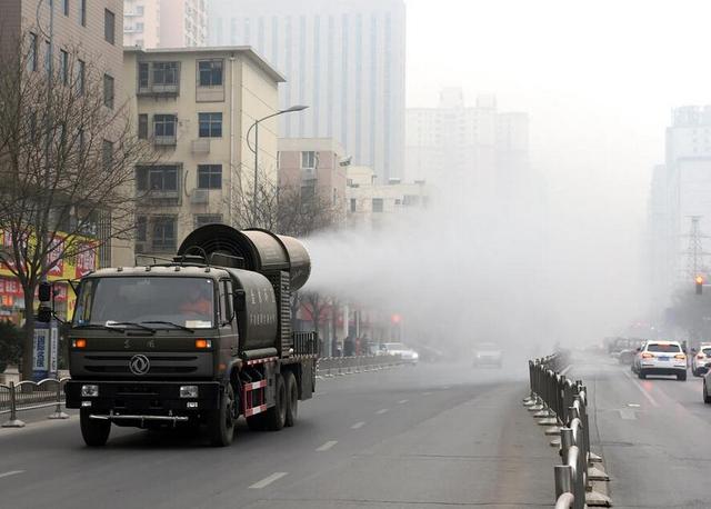 鄭州街頭現“防霾神器”霧炮車