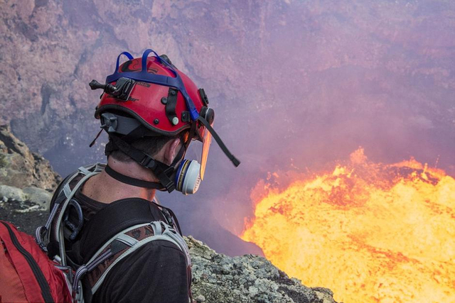 新西蘭男子坐火山口烤棉花糖喝啤酒