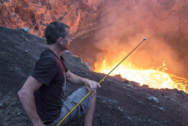 新西蘭男子坐火山口烤棉花糖喝啤酒