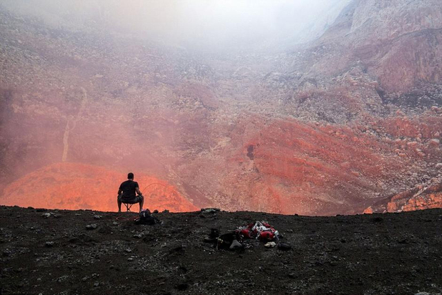 新西蘭男子坐火山口烤棉花糖喝啤酒