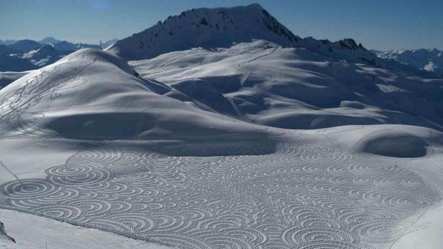 英國藝術家用雙腳在雪地繪製幾何圖形