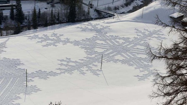 英國藝術家用雙腳在雪地繪製幾何圖形