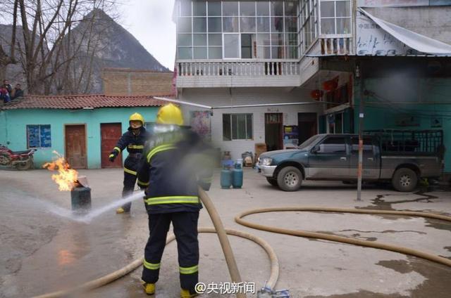 貴州又現“抱火哥” 冒死轉移著火液化氣罐