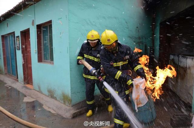 貴州又現“抱火哥” 冒死轉移著火液化氣罐