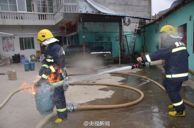 貴州又現“抱火哥” 冒死轉移著火液化氣罐