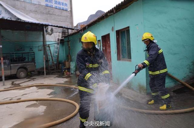 貴州又現“抱火哥” 冒死轉移著火液化氣罐