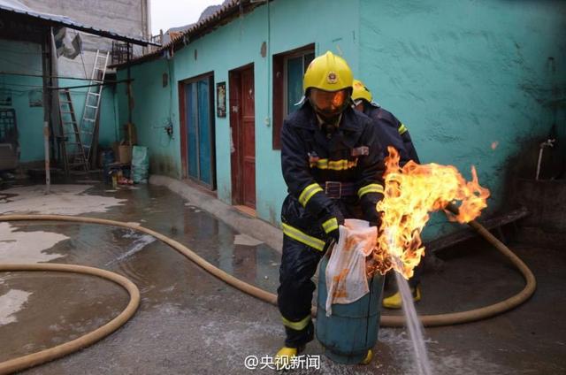 貴州又現“抱火哥” 冒死轉移著火液化氣罐