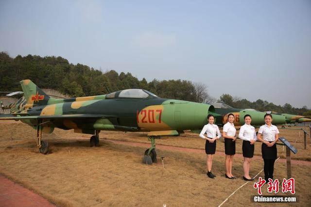 長沙一高校現“戰鬥機群” 美女學生機前合影