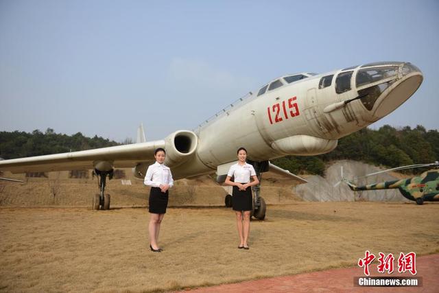 長沙一高校現“戰鬥機群” 美女學生機前合影