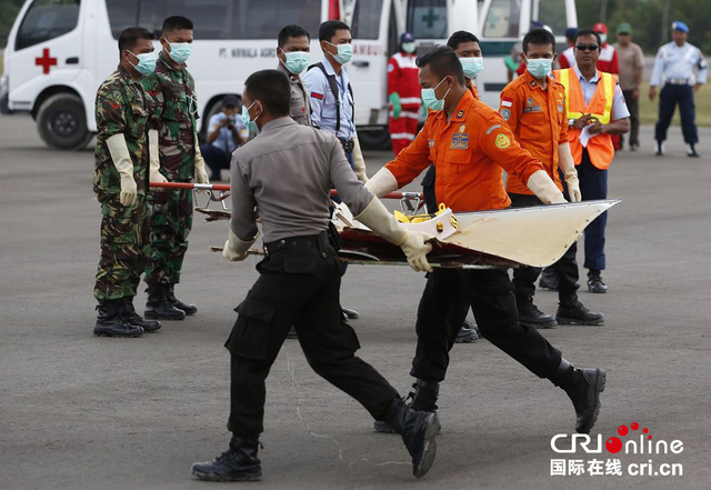 印尼海軍將亞航失事航班機尾打撈上岸