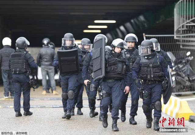 法國警方在巴黎東郊人質劫持案現場擊斃劫持者