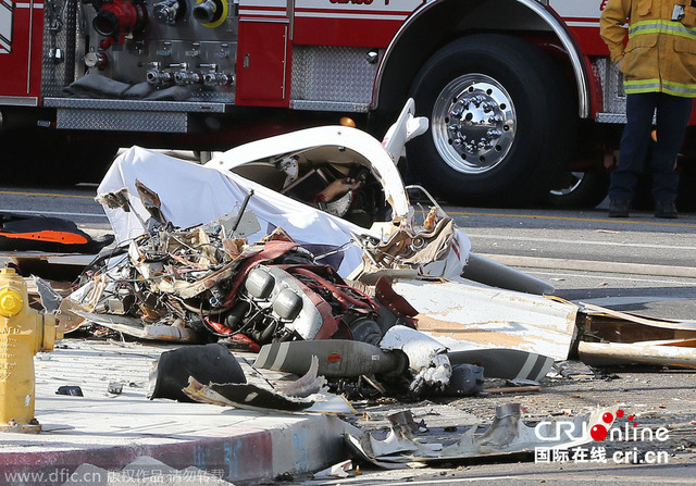 美國一架飛機墜毀十字路口 致飛行員死亡