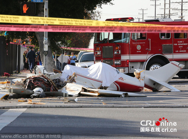 美國一架飛機墜毀十字路口 致飛行員死亡