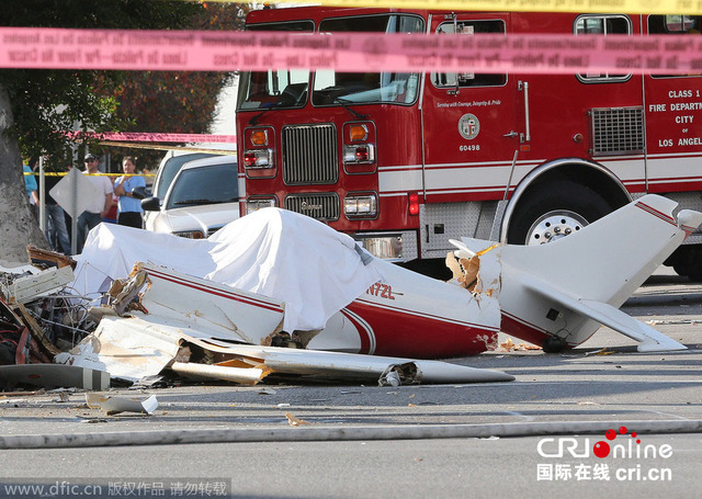 美國一架飛機墜毀十字路口 致飛行員死亡