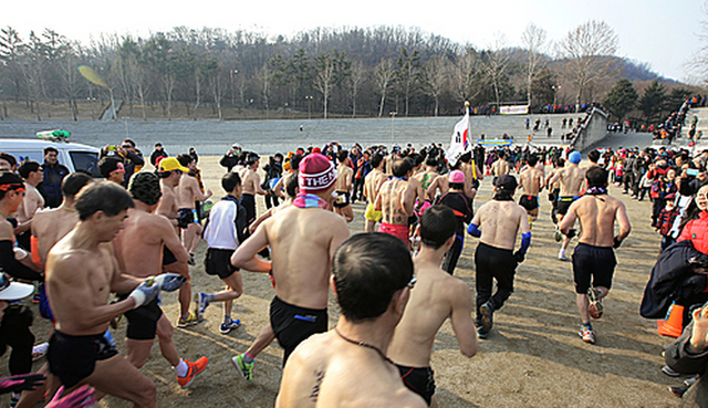 韓國大邱舉辦“裸體馬拉松” 700人寒冬光膀跑步