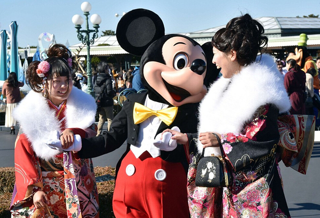 日本青年男女慶祝成人禮 喝酒祈福歡樂多