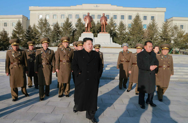 金正恩視察空軍指揮部 妹妹金與正陪同