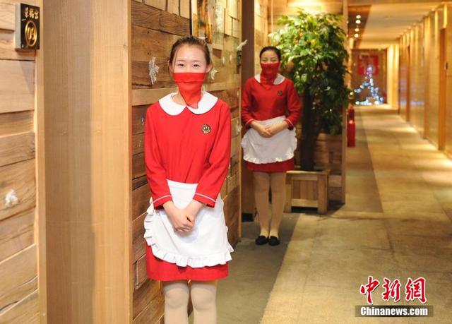 長春一飯店服務員“紅紗遮面”服務顧客