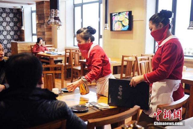 長春一飯店服務員“紅紗遮面”服務顧客