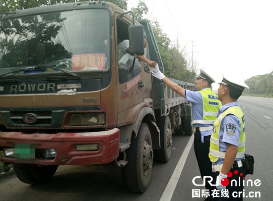 臨沂交警持續作戰“全員上路查違法”_fororder_民警進行例行檢查 高杜娟 攝影