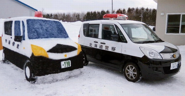 日本警察製作雪雕巡邏車 和真車一個樣