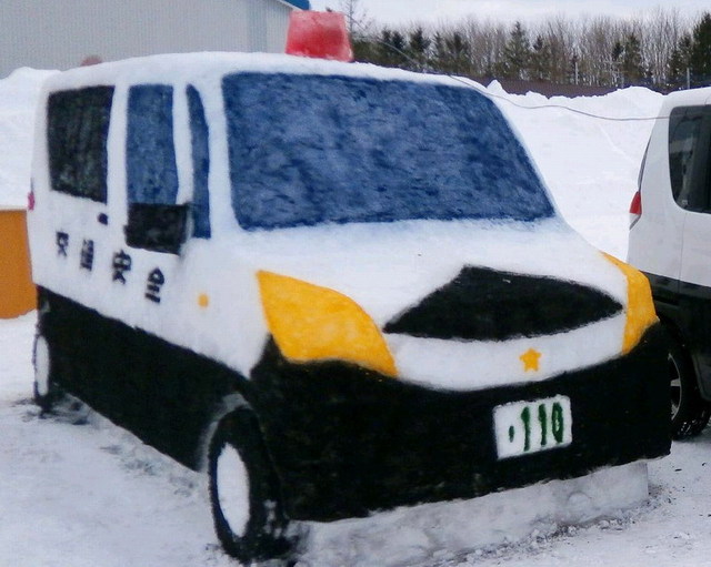 日本警察製作雪雕巡邏車 和真車一個樣