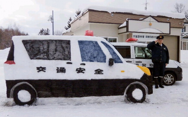 日本警察製作雪雕巡邏車 和真車一個樣