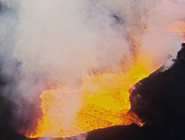 荷蘭攝影師抓拍冰島火山噴發原始之美