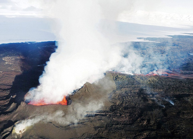 荷蘭攝影師抓拍冰島火山噴發原始之美