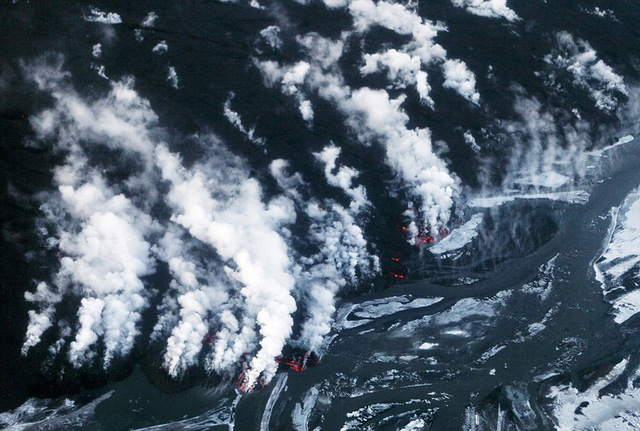 荷蘭攝影師抓拍冰島火山噴發原始之美