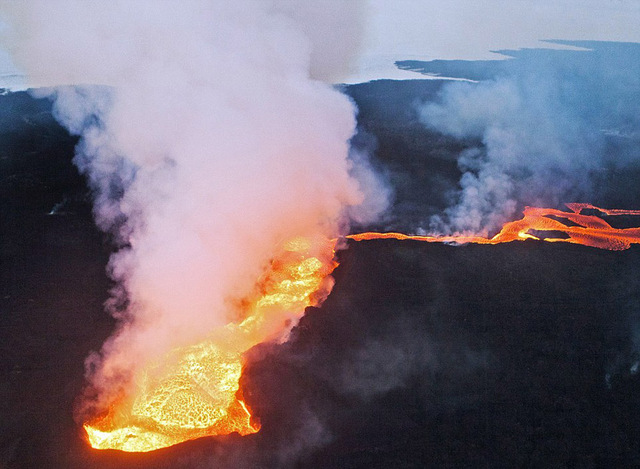 荷蘭攝影師抓拍冰島火山噴發原始之美