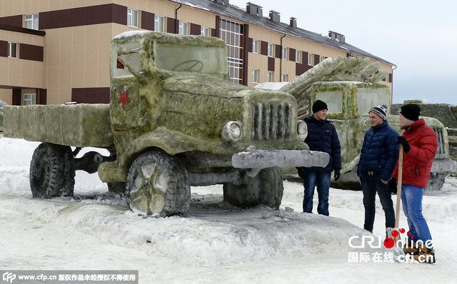 俄羅斯大學生堆雪人比賽 “軍事裝備”栩栩如生