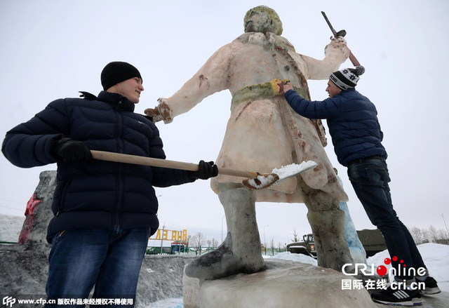 俄羅斯大學生堆雪人比賽 “軍事裝備”栩栩如生