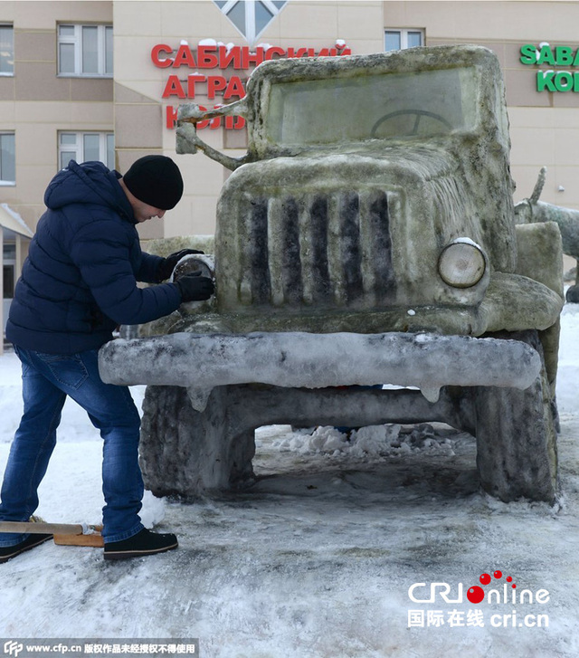 俄羅斯大學生堆雪人比賽 “軍事裝備”栩栩如生