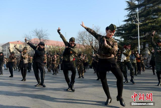 北京廣場舞升級 大媽齊跳水兵舞