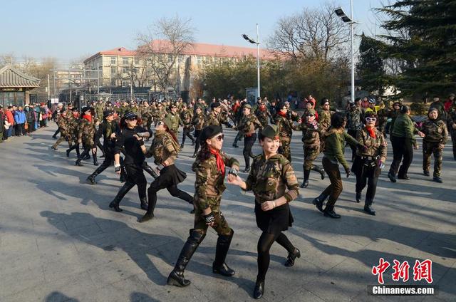 北京廣場舞升級 大媽齊跳水兵舞