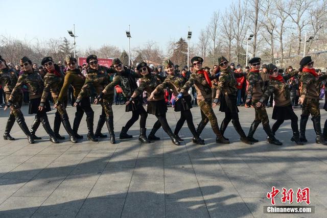 北京廣場舞升級 大媽齊跳水兵舞