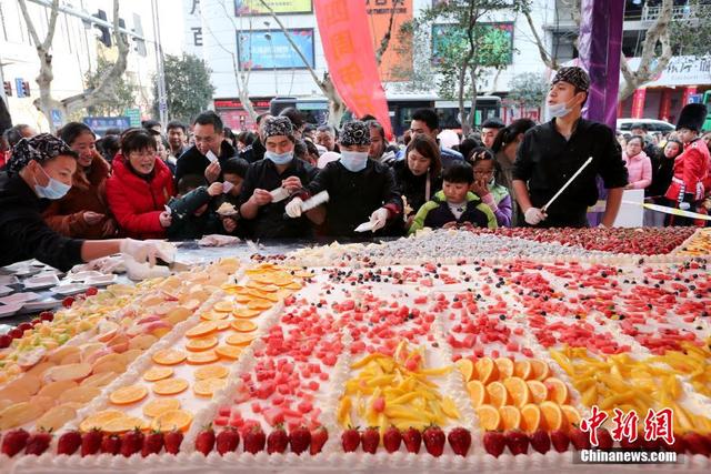 24平米巨型蛋糕亮相安徽淮北街頭