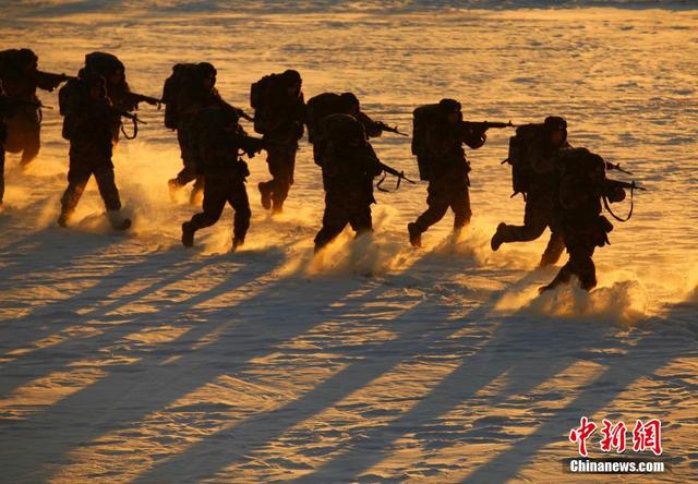 黑河邊防戰士極寒夜幕下負重25公斤雪野奔襲